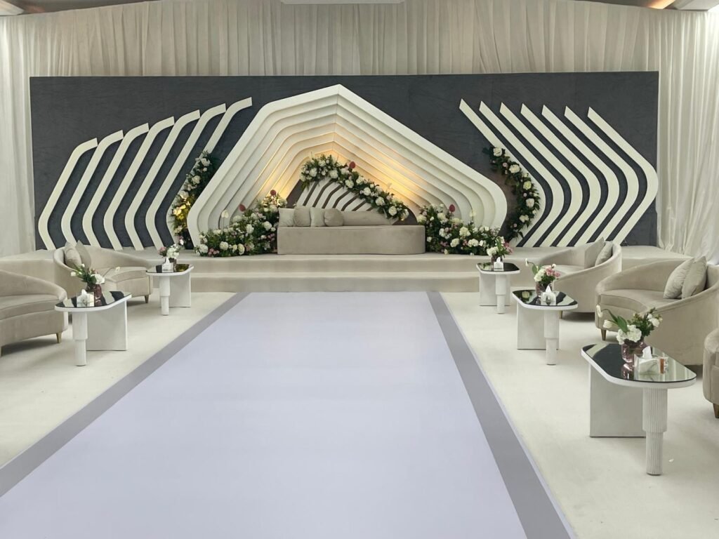 كراسي ملكية فخمة باللون الذهبي والأبيض لتجهيز كوش الأفراح والمناسبات الخاصة في الكويت.